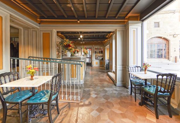 Innenansicht des Gucci Osteria Restaurants mit Tischen und Stühlen.
