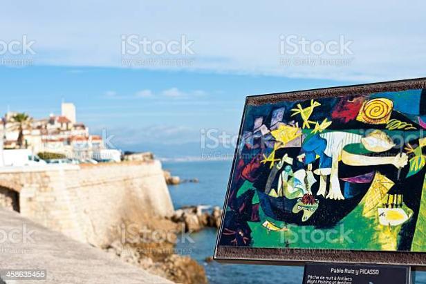 Eine Reproduktion von Picassos „Nachtfischen in Antibes“ steht am Meer.