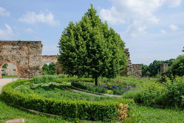 Kräuterspirale im Kloster Pernegg