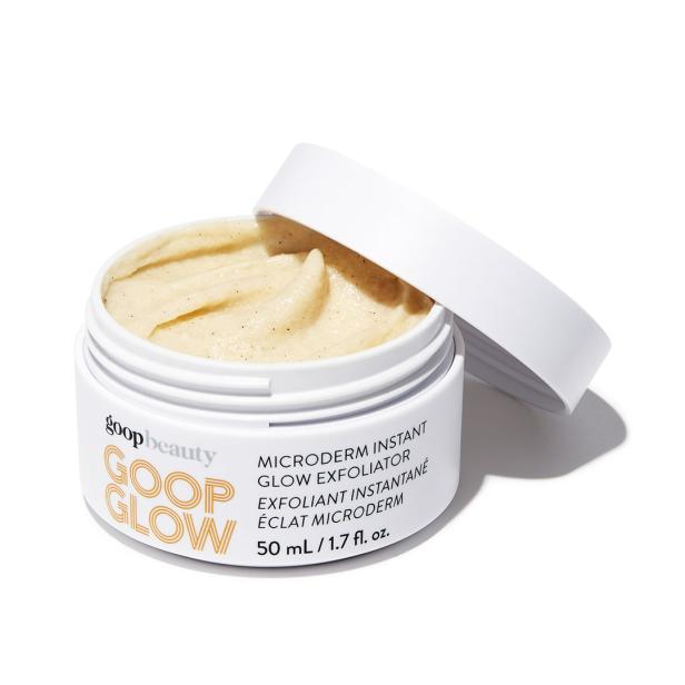 Ein geöffneter Tiegel „Goop Glow“ Microderm Instant Glow Exfoliator.
