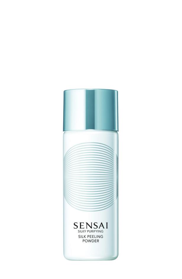 Eine Dose „Sensai Silky Purifying Silk Peeling Powder“ vor einem weißen Hintergrund.