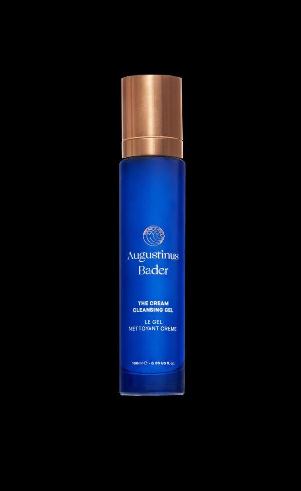 Eine blaue Flasche „The Cream Cleansing Gel“ von Augustinus Bader mit goldenem Verschluss.