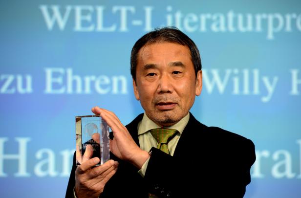 Haruki Murakami mit dem WELT-Literaturpreis in der Hand.