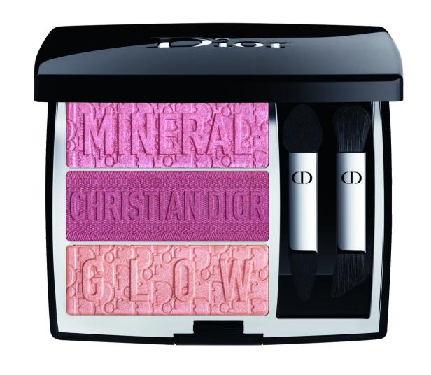 Eine Dior-Palette mit drei verschiedenen Rouge-Farben und zwei Applikatoren.