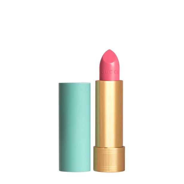 Ein pinkfarbener Gucci-Lippenstift mit goldener Hülse und türkisfarbenem Deckel.