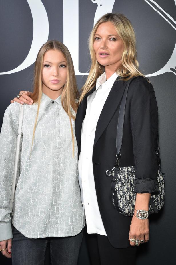 Kate Moss posiert mit ihrer Tochter Lila Grace Moss für ein Foto.