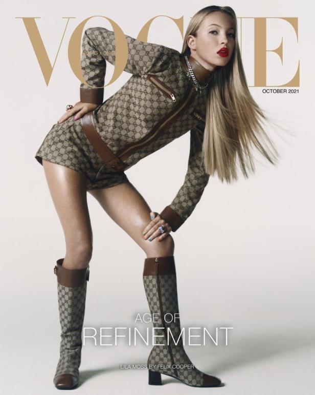 Lila Moss auf dem Cover der Vogue, Oktober 2021, in einem Gucci-Anzug und Stiefeln.