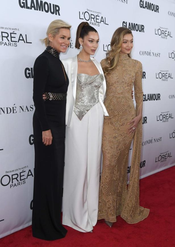 Yolanda Hadid, Bella Hadid und Gigi Hadid posieren auf dem roten Teppich.