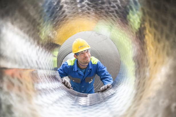 Amag-Mitarbeiter mit Walzprodukten Keine Alternative: Alukonzern AMAG ist vom russischen Gas abhängig