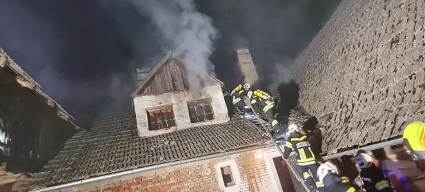 Morgendlicher Großeinsatz: Dachgeschoß in Flammen