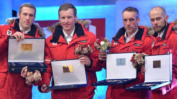 Vier österreichische Sportler präsentieren Medaillen und Blumensträuße.