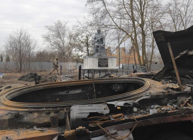 Russland soll laut Kiew Streubomben einsetzen, Militärflughafen in Westukraine beschossen