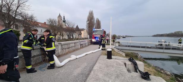 Ölfilm auf der Donau: Feuerwehr Krems errichtet Sperren