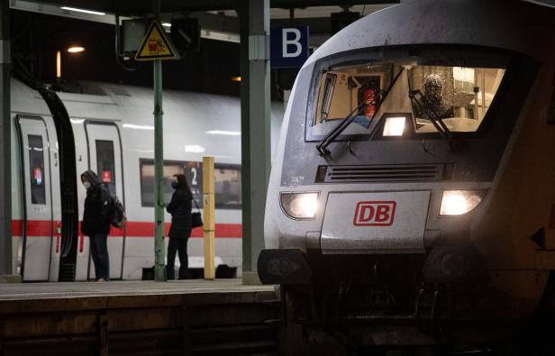 Ein ICE-Zug der Deutschen Bahn steht an einem Bahnsteig.