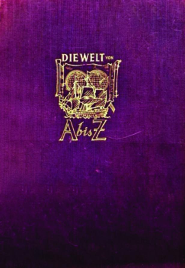 Das Cover des Buches „Die Welt von A bis Z“ mit einer goldenen Illustration eines Segelschiffs.