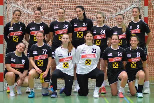 St. Pöltner Handballerinnen feierten neue Dressen mit Sieg