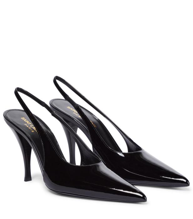 Zwei schwarze Lackleder-Pumps von Saint Laurent mit Slingback-Riemen stehen auf einem weißen Hintergrund.