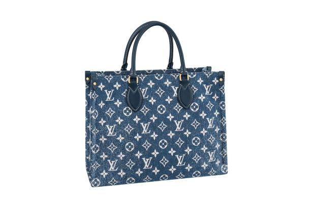 Eine blaue Louis Vuitton OnTheGo MM Handtasche mit weißem Monogramm-Muster.