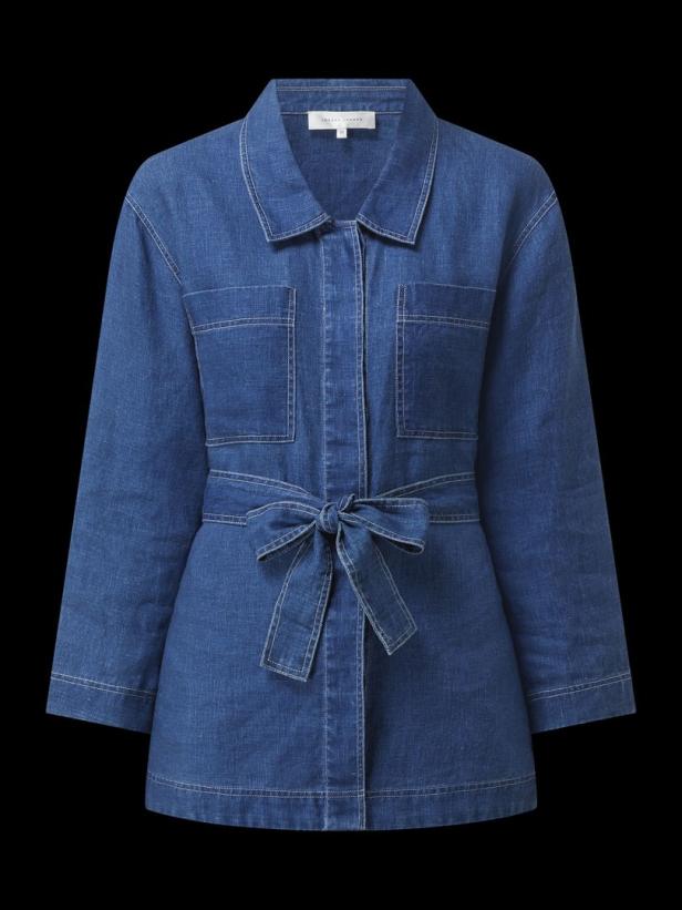 Eine blaue Jeansjacke mit Gürtel und aufgesetzten Taschen.