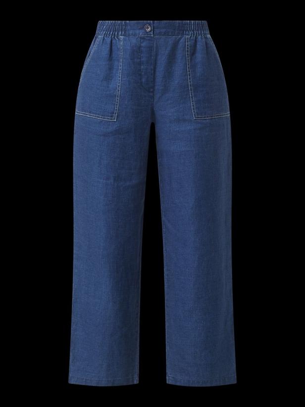 Eine blaue Stoffhose mit weitem Bein und aufgesetzten Taschen.