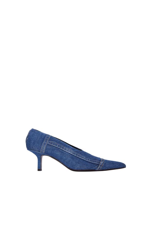 Ein einzelner, blauer Denim-Pumps mit kleinem Absatz.