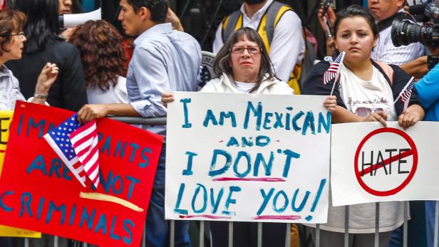USA DONALD TRUMP Menschen demonstrieren mit Schildern, auf denen „Ich bin Mexikaner und ich liebe dich nicht!“ steht.