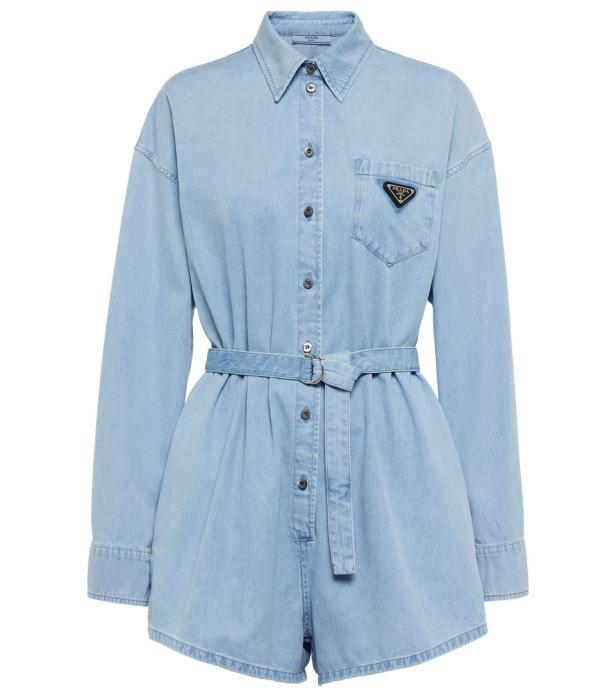Ein hellblauer Jeans-Overall mit langen Ärmeln und Gürtel von Prada.