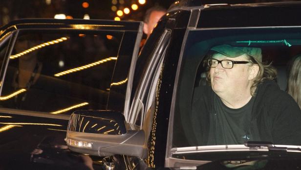 REUTERS/Fred Thornhill Michael Moore sitzt in einem Auto und blickt aus dem Fenster.