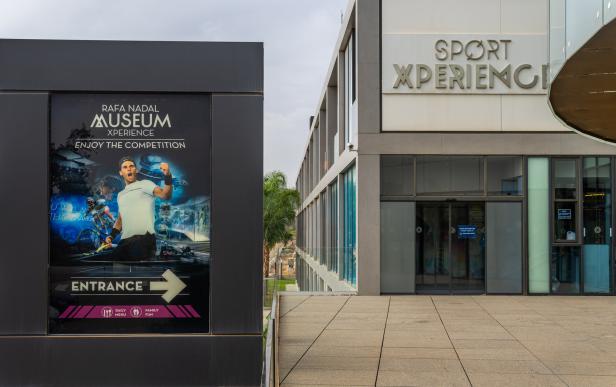 Das Rafa Nadal Museum Xperience mit einem Werbeplakat des Tennisspielers.