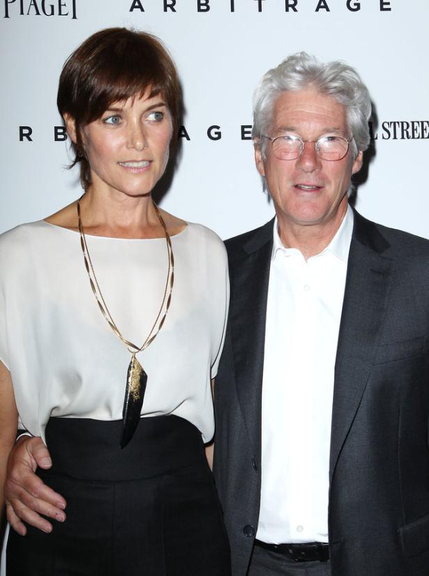 Carey Lowell und Richard Gere posieren zusammen auf einer Veranstaltung.