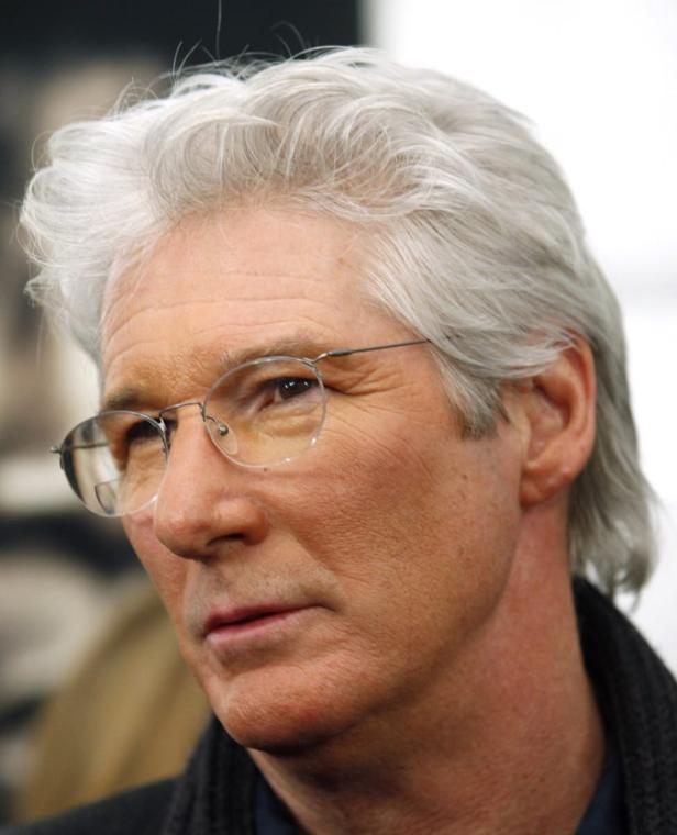 Porträt von Richard Gere mit Brille und grauem Haar.