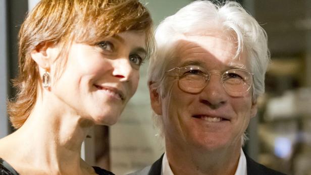 Richard Gere mit einer Frau auf einem Event.