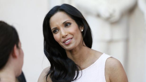 Padma Lakshmi lächelt und spricht mit einer anderen Person.