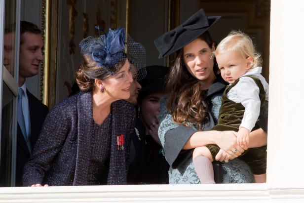 Caroline von Hannover mit Familie auf einem Balkon.