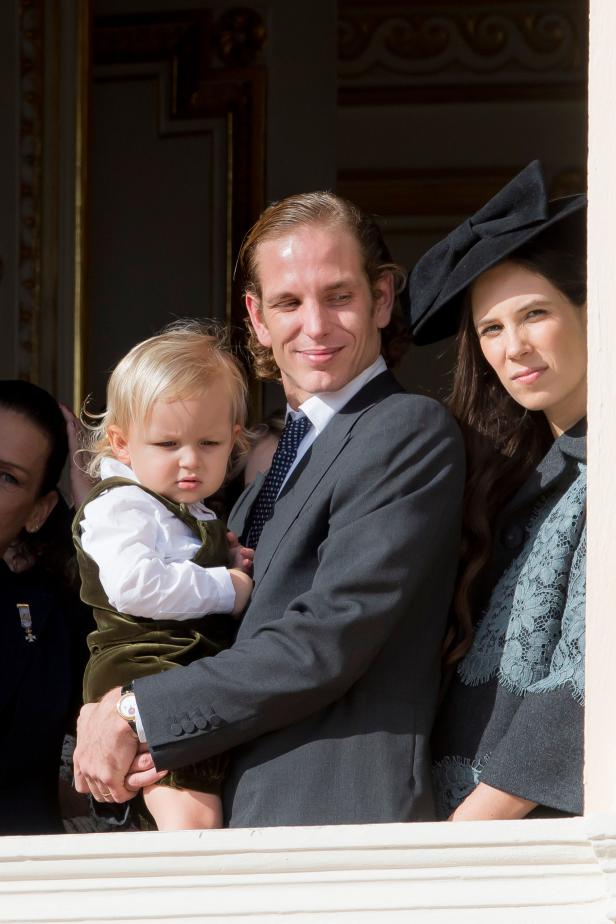 Pierre Casiraghi mit seiner Frau Beatrice Borromeo und einem Kind auf einem Balkon.