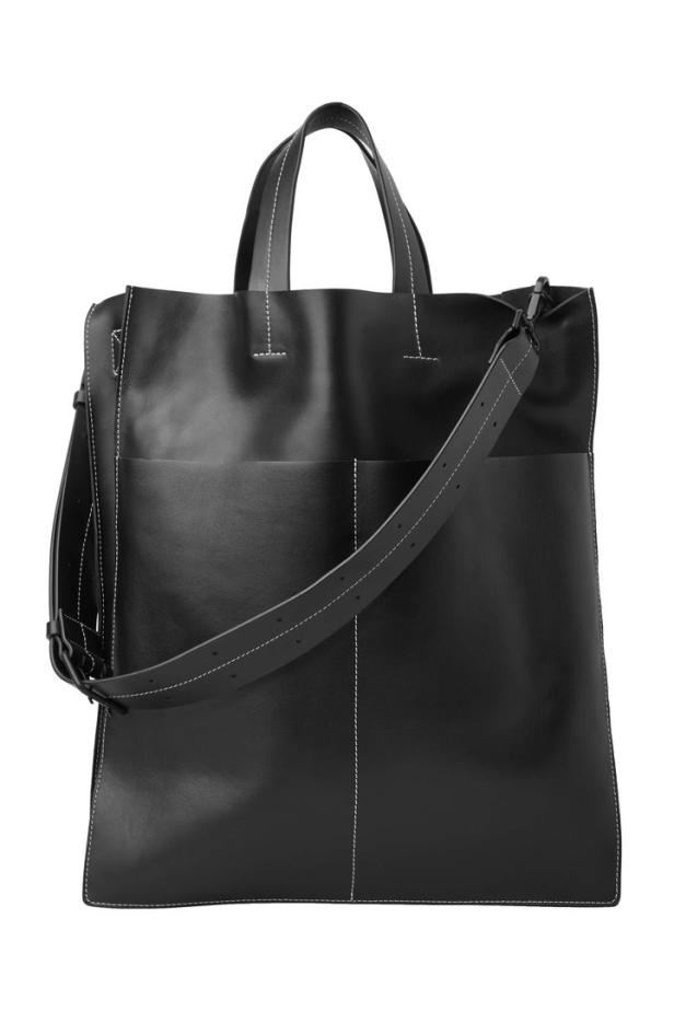 Eine schwarze Ledertasche mit Tragegriffen und einem Schultergurt vor einem weißen Hintergrund.