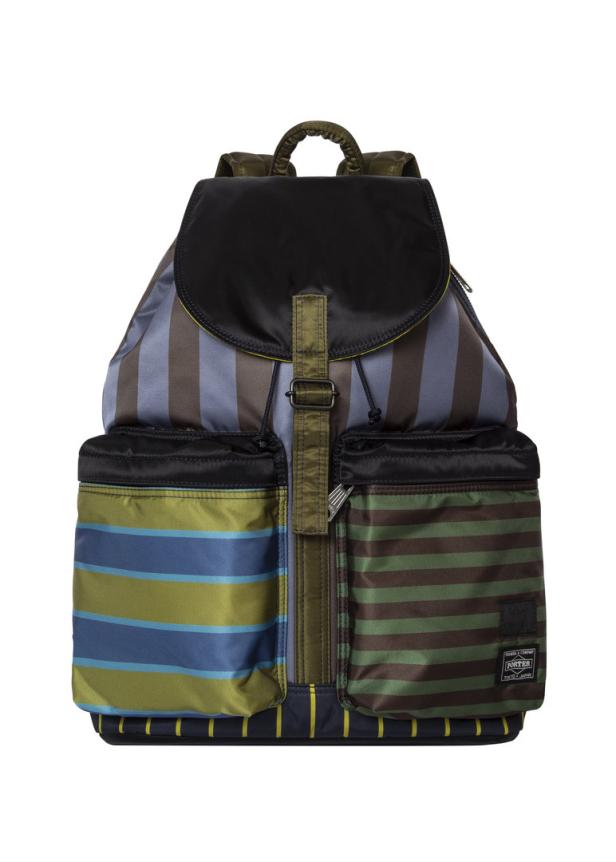 Ein gestreifter Rucksack mit einer schwarzen Klappe und mehreren Taschen.