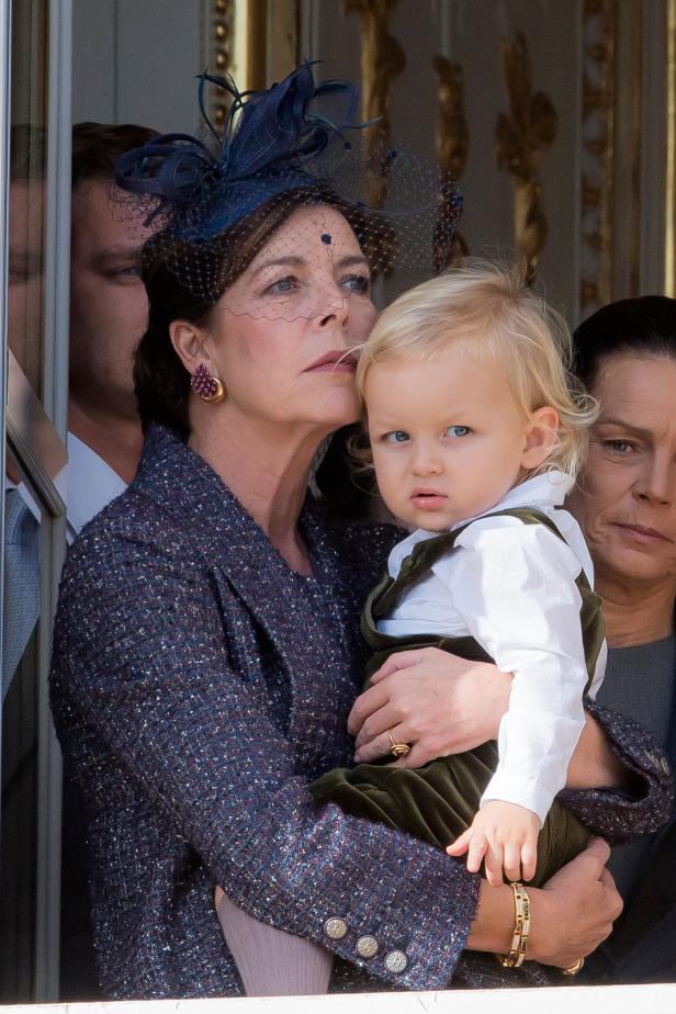 Caroline von Monaco hält ein kleines Kind im Arm.