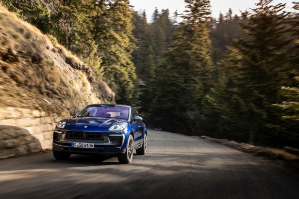 Mit dem neuen Porsche Macan T über den Col de Turini