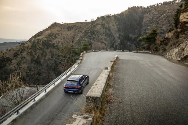 Mit dem neuen Porsche Macan T über den Col de Turini