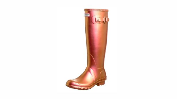 Ein glänzender, roségoldener Gummistiefel der Marke Hunter.