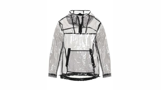 Eine transparente Regenjacke mit schwarzen Akzenten vor einem weißen Hintergrund.