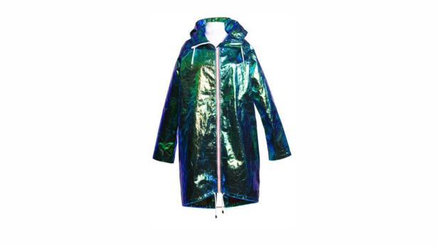 Ein schillernder, blau-grüner Regenmantel mit Kapuze vor einem weißen Hintergrund.