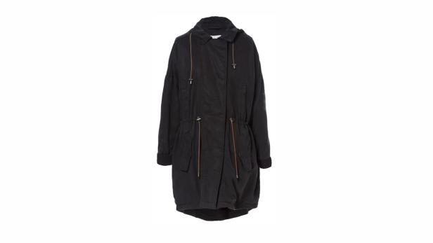 Ein schwarzer Parka mit Kapuze und Kordelzug vor einem weißen Hintergrund.