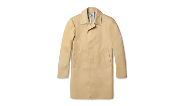 Ein beiger Trenchcoat liegt auf einem weißen Hintergrund.