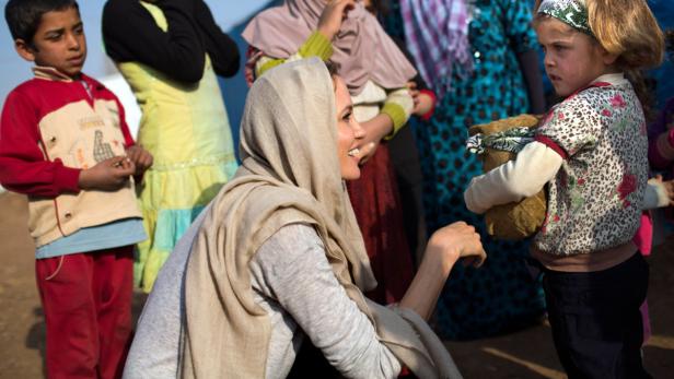 Angelina Jolie trifft sich mit Kindern in einem Flüchtlingslager.
