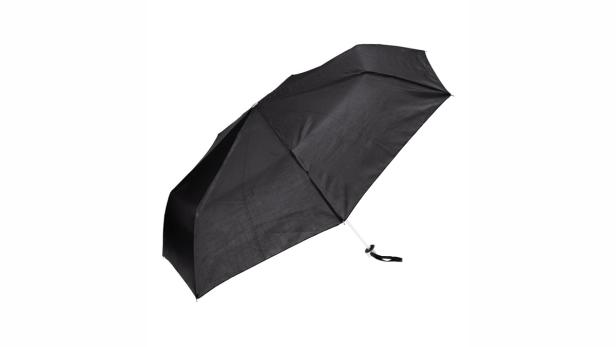 Ein geöffneter, schwarzer Regenschirm vor einem weißen Hintergrund.