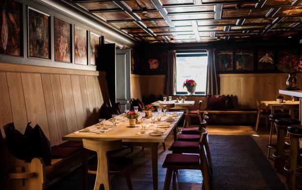 Ein elegant gedeckter Tisch in einem gemütlichen Restaurant.