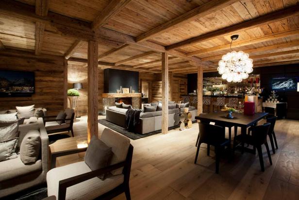 Ein luxuriöses Wohnzimmer mit Holzbalken und moderner Einrichtung.