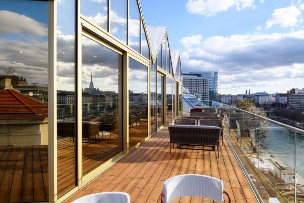 Eine Dachterrasse mit Blick auf Wien und den Stephansdom.
